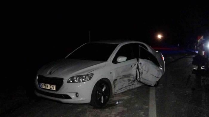 Uşak’ta İki Otomobil Çarpıştı: 2 Yaralı