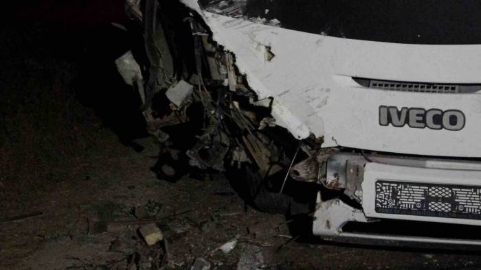 İşçi Servisi İle Otomobil Çarpıştı: 13 Yaralı