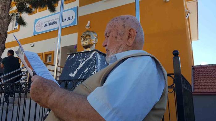 Babasının Okula Göndermediği 94 Yaşındaki Hayırsever Kendini Eğitime Adadı