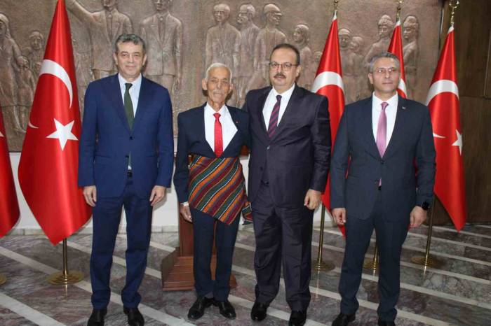 Aydın’da 55 Yıllık Taksi Şoförü Yılın Ahisi Seçildi