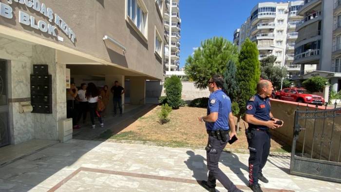 Apartmandaki Yoğun Duman Vatandaşları Sokağa Döktü