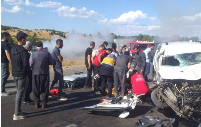 Araca Çarpan Vinç Alev Aldı: 5 Yaralı