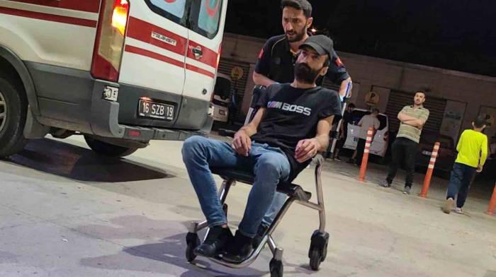 Balkonuna Atılan Yabancı Madde Elinde Patladı