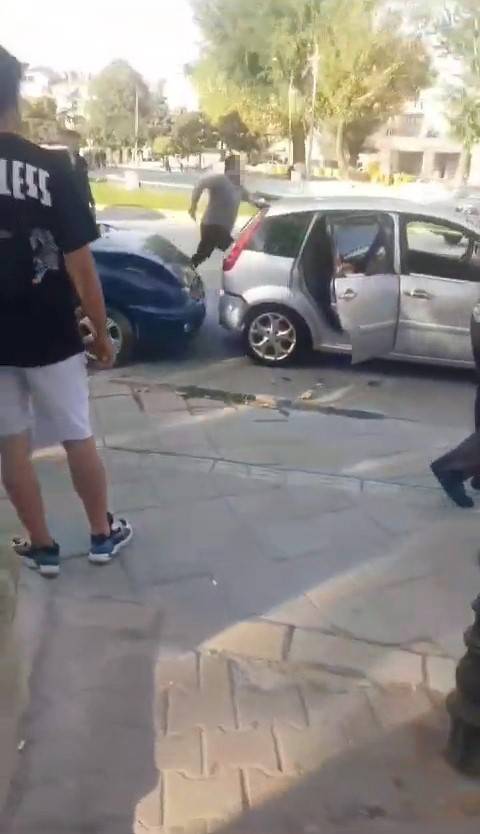 Kaza Sonrası Bıçakla Dehşet Saçtı: 1 Yaralı