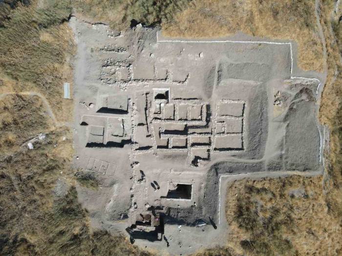 Anadolu’nun Tarihine Işık Tutan Eskiyapar Höyük’te 3 Bin 500 Yıllık Yapı Gün Yüzüne Çıkıyor