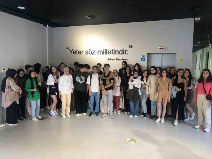 Darıcalı Gençler Demokrasi Adası’nı Gezdi