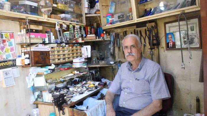Dededen Toruna 4 Kuşaktır Saat Tamir Ediyorlar