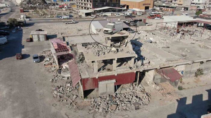 4 Katlı Binanın Tepesine Dikkat Çekmesi İçin Konulmuştu, Bina Ağır Hasar Aldı Minibüs Yerinden Oynamadı