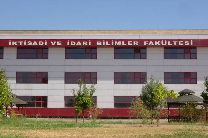 Dicle Üniversitesi’nde Eski Kız Öğrenci Dekan Yardımcısını Bıçakladı