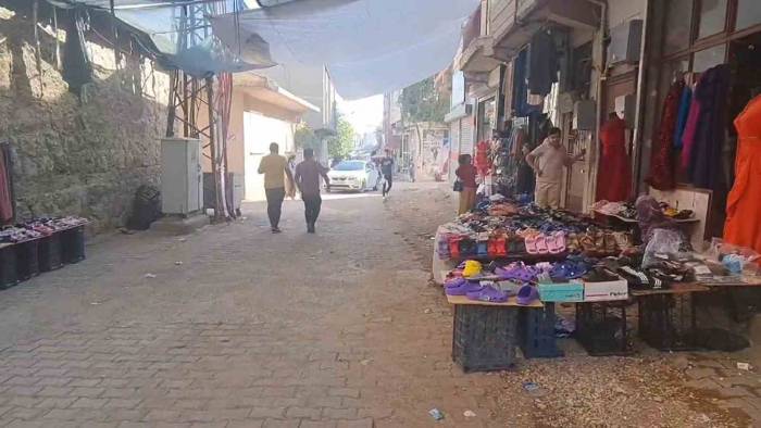 Dükkanlarının Önünde Oynayan 3 Yaşındaki Çocuk Otomobilin Altında Kalarak Can Verdi