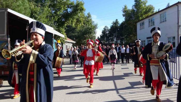 Isparta’da Domates Ve Karanfil Festivali Başladı
