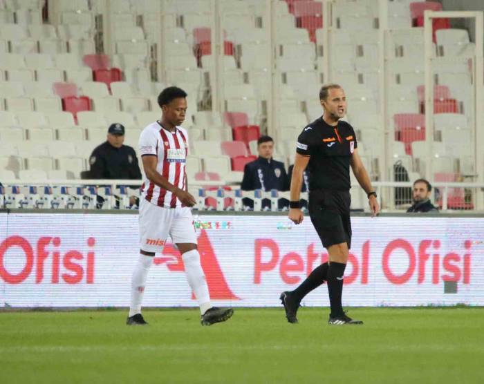 Sivasspor’da Clinton N’jie Kırmızı Kart Gördü!