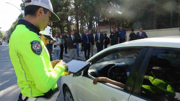 Vali Öksüz “Güvenli Eğitim” Projesi Çerçevesinde Polis Uygulamalarını Denetledi
