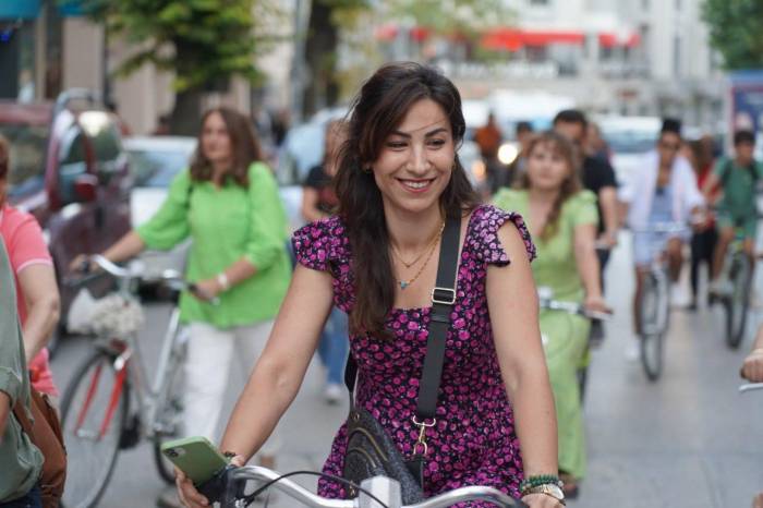 Kadınlar Süslenip Püslenip Bisiklet Başına Geçtiler