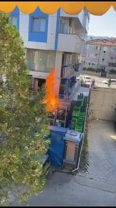 Market Deposu Alevlere Teslim Oldu
