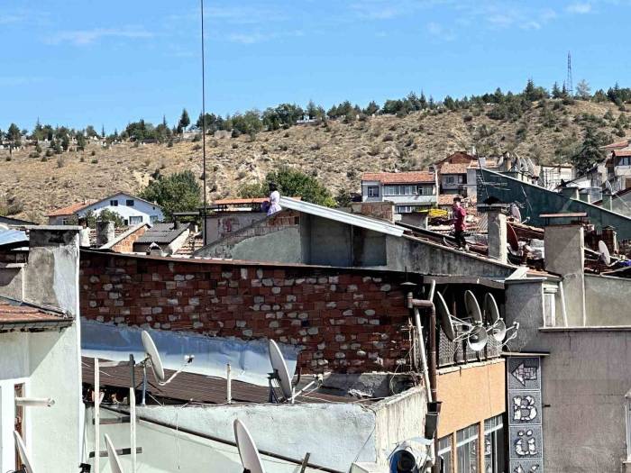 Çocukların Çatıdaki Tehlikeli Oyunu