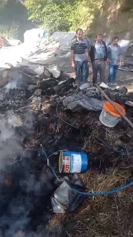 Kastamonu’da Samanlıkta Çıkan Yangında Otomobil İle 300 Saman Balyası Yandı
