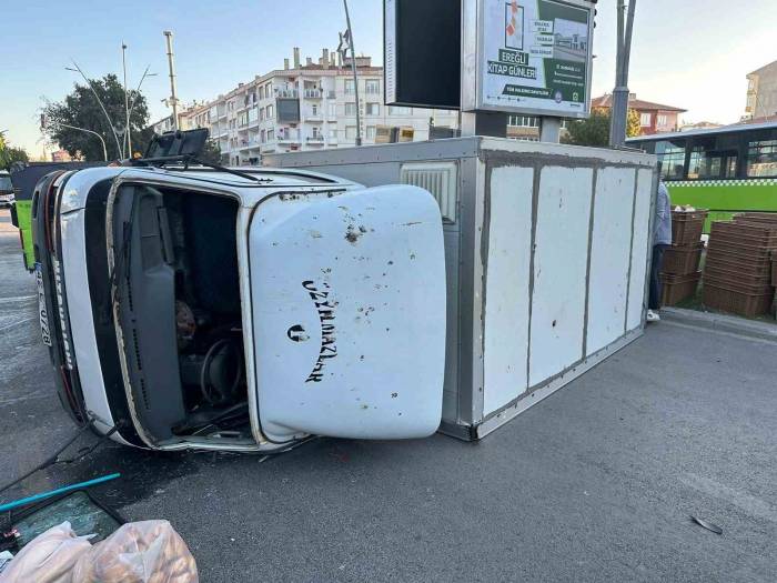 Ekmek Servis Araçları Çarpıştı: 1 Yaralı