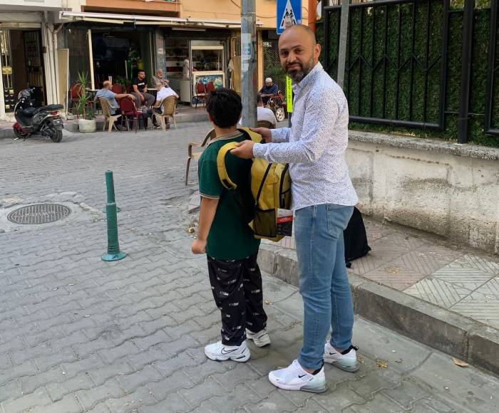 Manisalı Romanlardan 100 Öğrenciye Kırtasiye Malzemesi Desteği