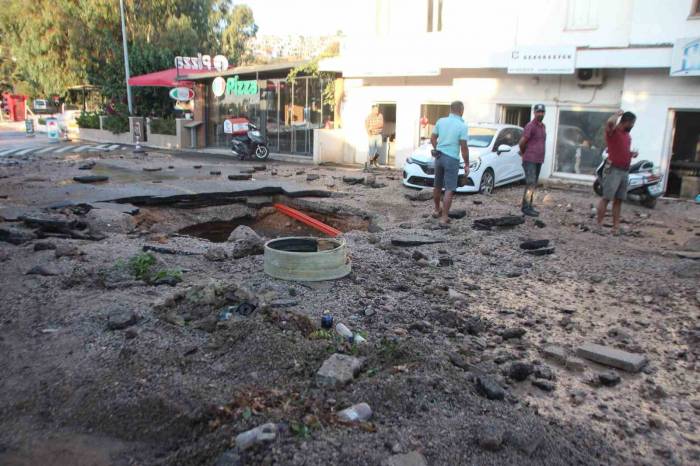 Bodrum’da İsale Hattı Patladı: İş Yerlerini Su Bastı, Araçlar Hasar Gördü