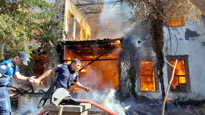 150 Yıllık Tarihi Binayı Alevler Yuttu