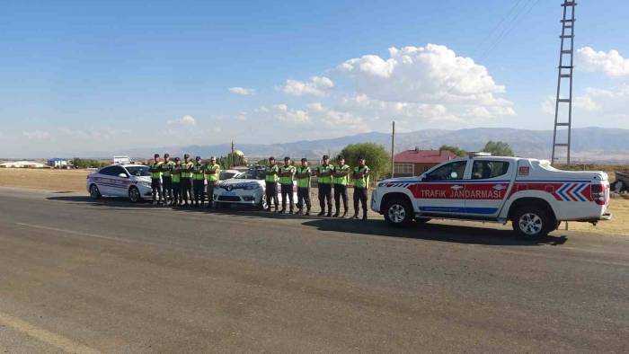 Muş’ta Jandarma Ekipleri, 479 Öğrenciye Emniyet Kemerinin Önemini Anlattı