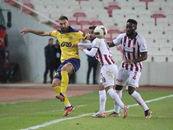 Trendyol Süper Lig: E.y Sivasspor: 1 - Mke Ankaragücü: 1 (İlk Yarı)