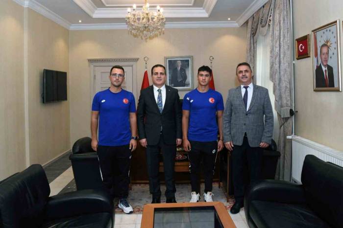 Vali Akbıyık Uluslararası Başarıyı Altınla Ödüllendirdi