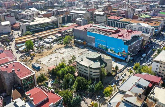 Kent Meydanı Açılışa Hazırlanıyor