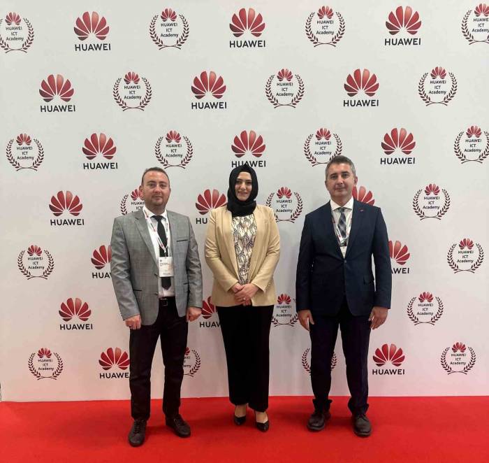 Zbeü Huawei Türkiye Bilişim Akademisi Zirvesinde Yerini Aldı