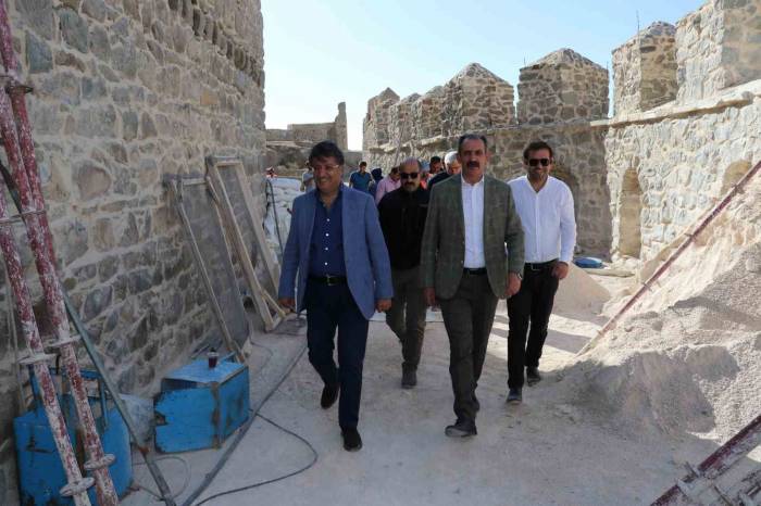 Hoşap Kalesi Restorasyonu Devam Ediyor