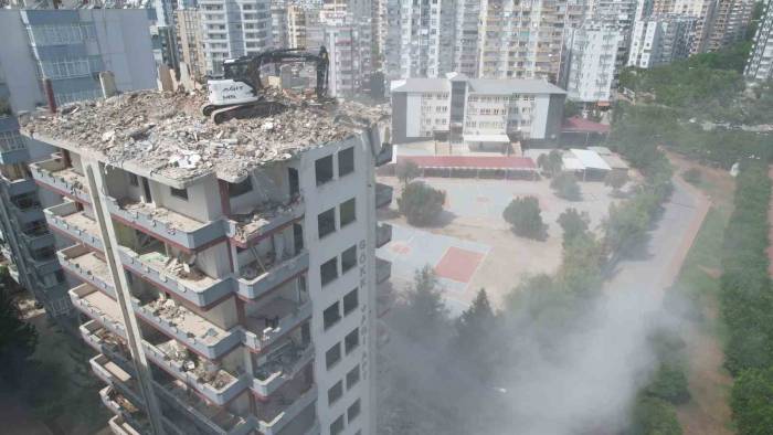 Velilerin Korkulu Rüyası Apartmanın Yıkımına Başlanıldı