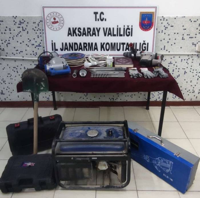 Kaçak Kazı Yapan 3 Defineci Jandarma Ekiplerince Yakalandı
