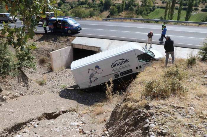 Amasya’da Minibüs Menfeze Uçtu: Yaralının Yardımına Vatandaşlar Yetişti