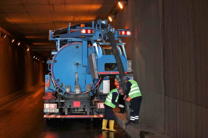 Asat Ekipleri Yağmur Suyu Hattı Temizliğine Başladı