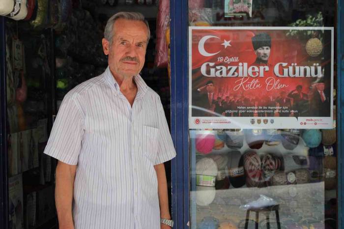 Kıbrıs Gazisi Ballıoğlu, Astığı Afişlerle Gaziliğin Önemine Dikkat Çekiyor