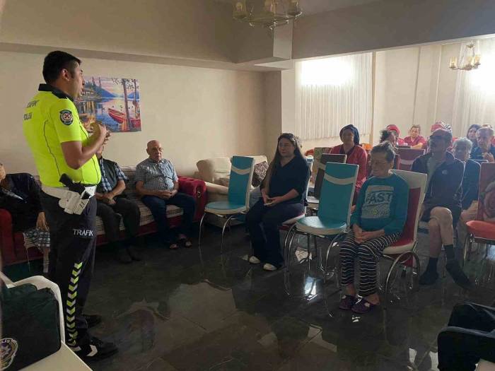 Trafikçilerden Yaşlılara Vefa