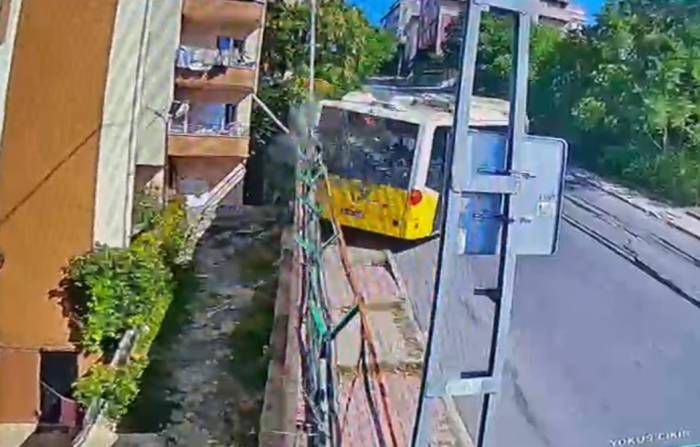 Başakşehir’de Rampadan Çıkamayan İett Otobüsünün Kaza Anı Kamerada