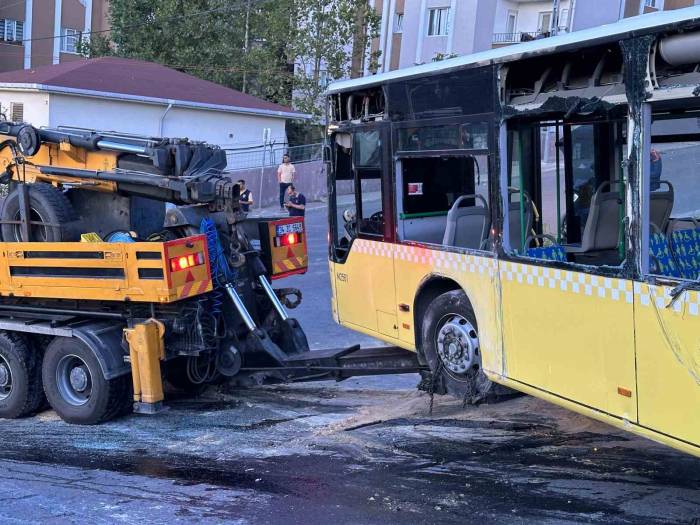 Başakşehir’de Devrilen İett Otobüsü Kaldırıldı