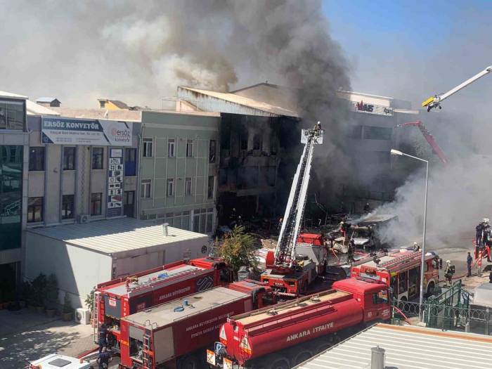 Başkent’te Sünger Fabrikasındaki Yangında 5 Kişi Dumandan Etkilendi