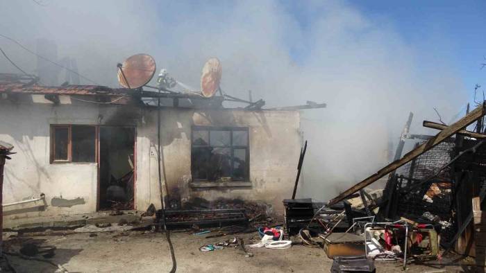Bahçede Yemek Yapmak İçin Yakılan Ateş Evi Yaktı