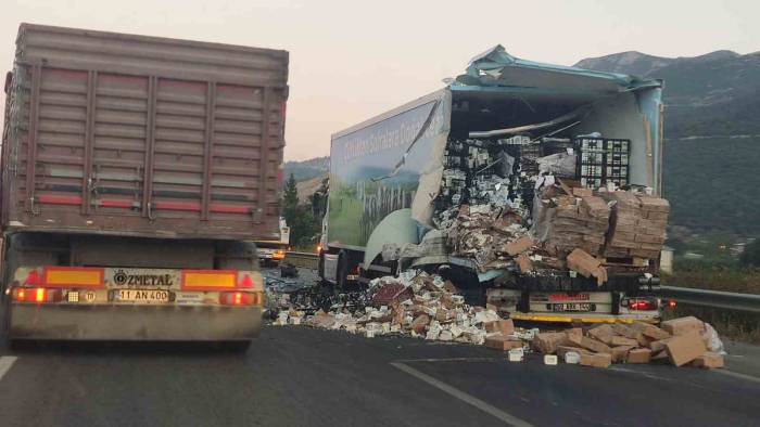 Arıza Yapan Tıra Arkadan Gelen Tır Çarptı : 2 Ölü