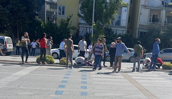 Kontrolden Çıkan Araç Öğrenci Ve Velilere Çarptı: 1 Ölü, 3 Yaralı