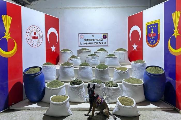 Diyarbakır’da Terörün Finans Kaynağına Büyük Darbe: 2 Ton Esrar Ele Geçirildi
