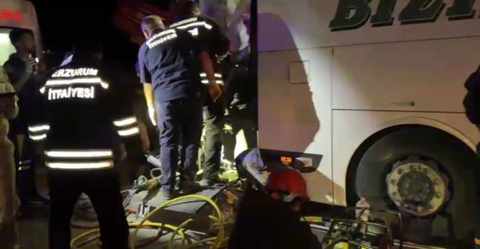 Erzurum’da Yolcu Otobüsü Traktör Römorkuna Çarptı: 2 Ölü, 14 Yaralı