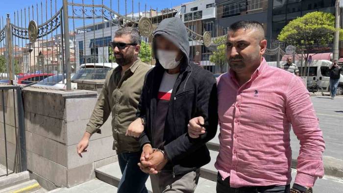 15 Yaşındaki Oğlunun Öldürdüğü Kadının Davası Ertelendi