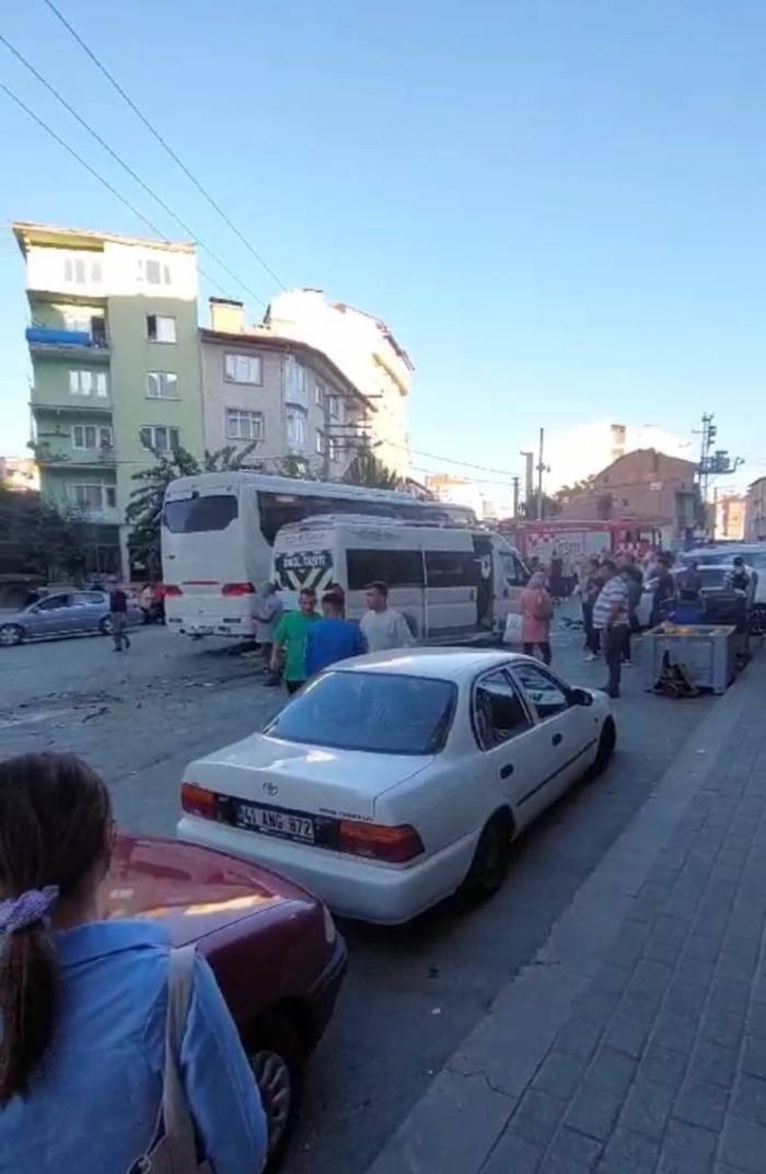 Freni Boşalan Otobüs Park Halindeki 4 Araca Çarptı: 2 Yaralı