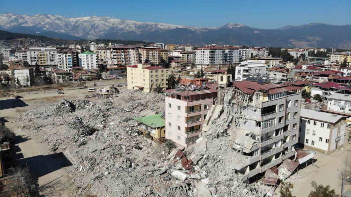 Depremde Yıkılan Ve 25 Kişiye Mezar Olan Bina İle İlgili Eksik Ve Hatalı Proje İddiası