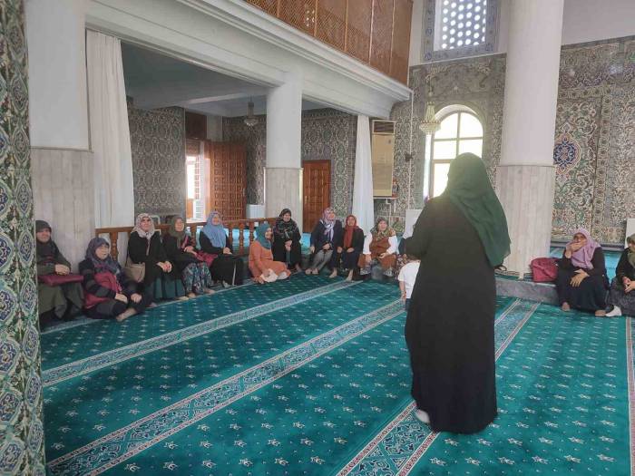 Gediz’de Umre’ye Gidecek Kadınlara Seminer