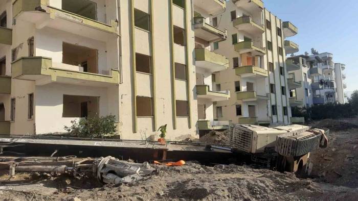 Hatay’da Yer Yarıldı, İş Makinesi İçine Düştü